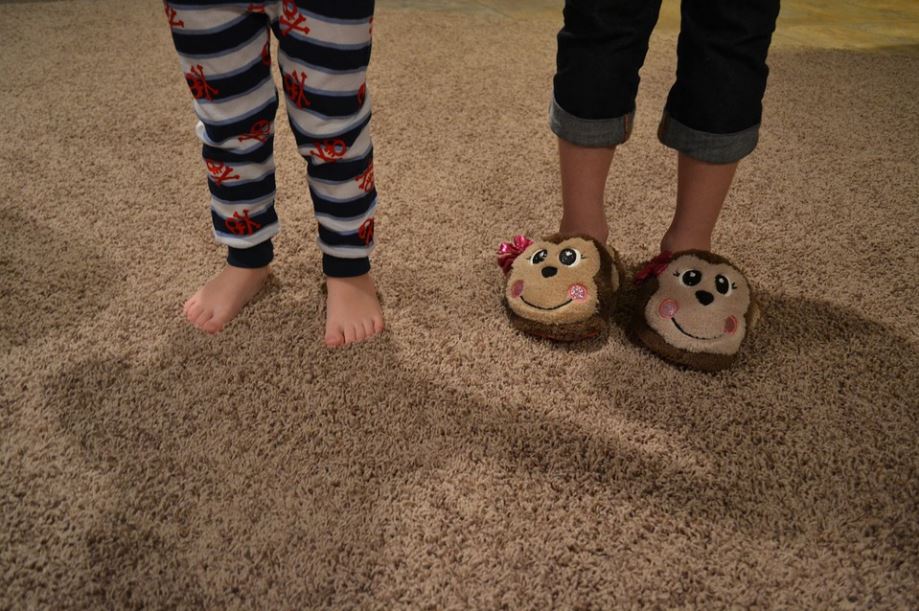 best kids slippers-image from pixabay by jbdeboer