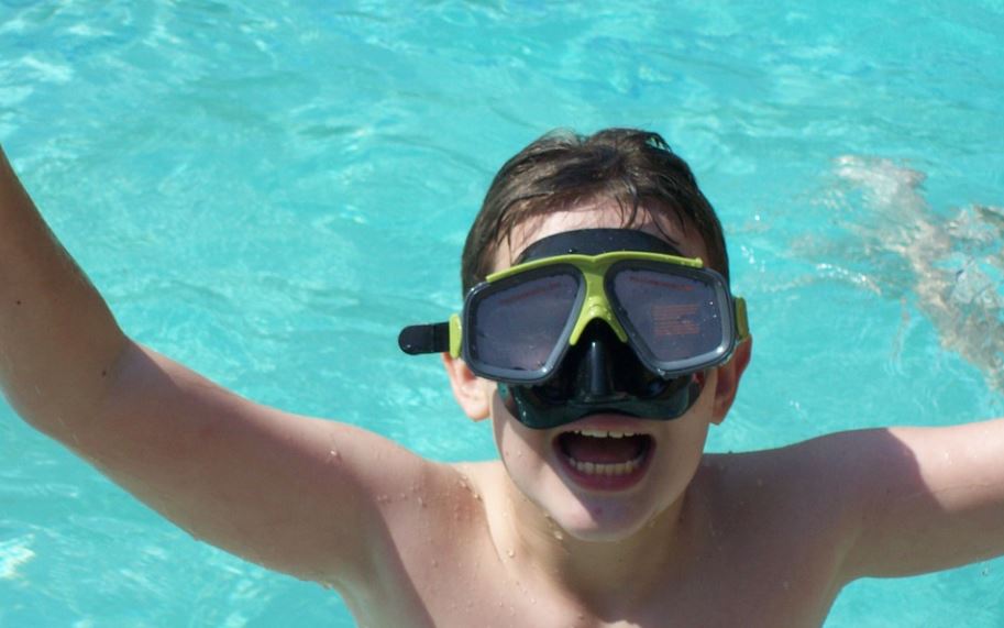 best swim googles for kids-image from pixabay by ArtysBee